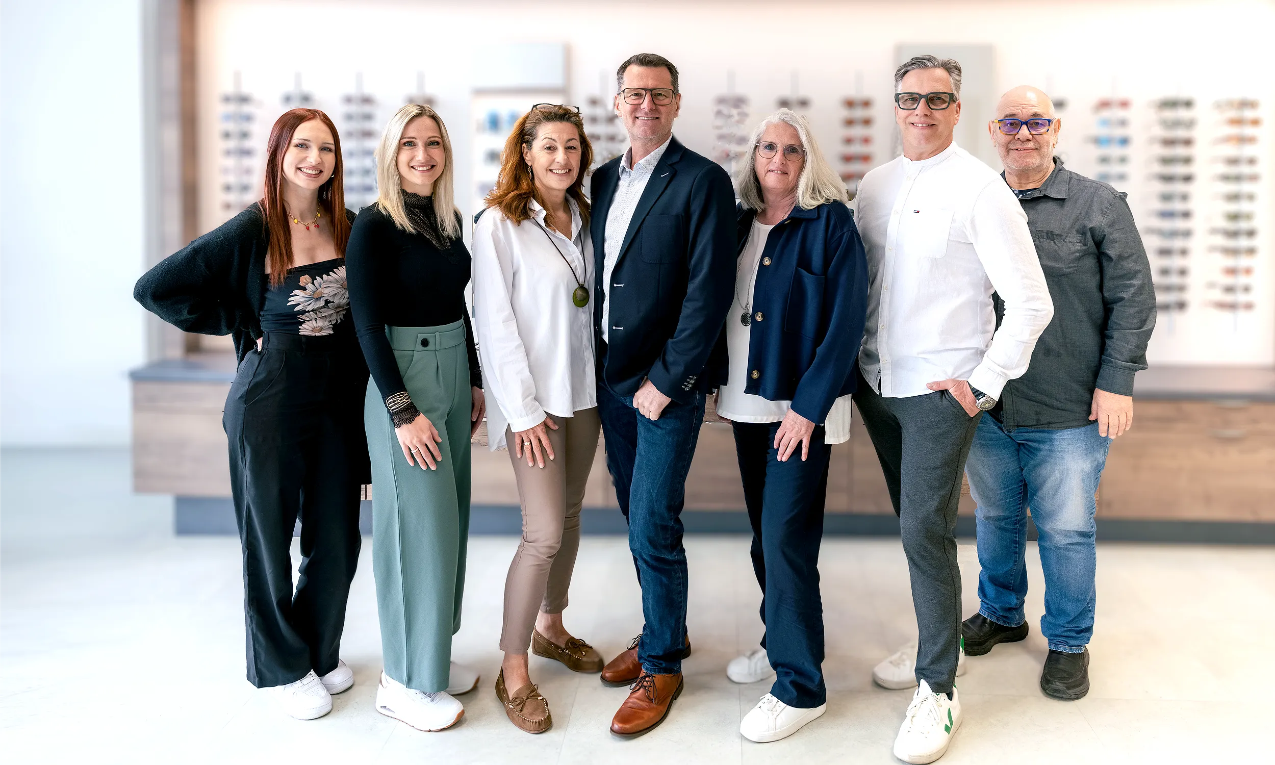 Das gesamte Team von Optik Nömayr vor dem Fachgeschäft in Bruck